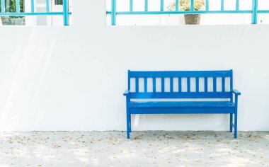 beyaz duvar ile mavi tezgah