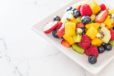 karışık taze meyve (çilek, ahududu, yaban mersini, kivi, mang