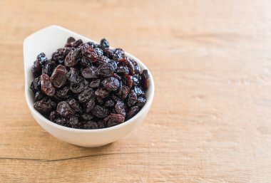 kabın içinde siyah kuru üzüm