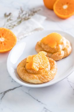 Turuncu plaka üzerinde tart