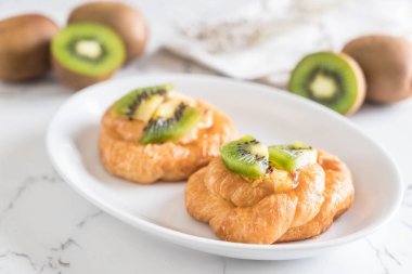 kivi tart plaka üzerinde