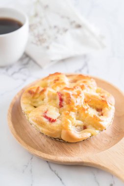 Yengeç sopa ekmek ile