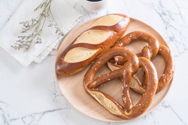 tuzlu kraker ve düz laugan ekmek 