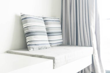 Oturma odasında kanepe dekorasyon güzel yastık 