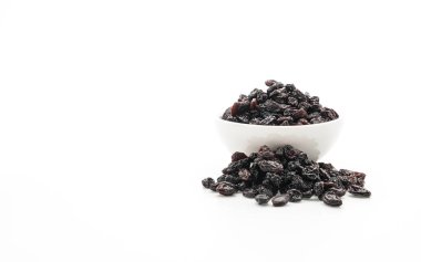 Beyaz üzerine siyah kuru üzüm