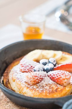 taze çilek yaban mersini ve muz ile gözleme 