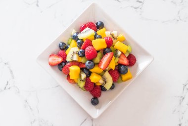 karışık taze meyve (çilek, ahududu, yaban mersini, kivi, mang