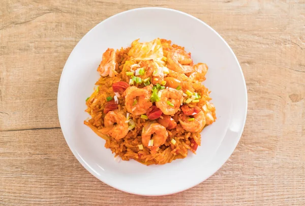 Kore baharatlı sos ve karides kızarmış pilav