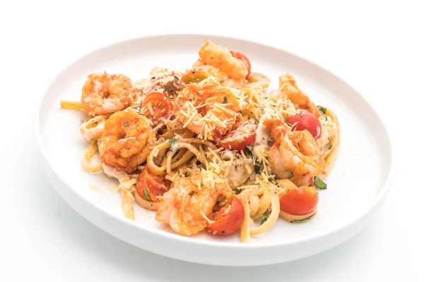 Espaguetis con gambas y tomates — Foto de Stock