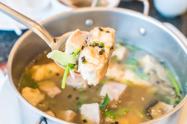Sopa de cabeza de pescado con taro — Foto de Stock