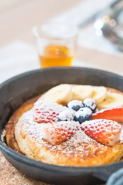 taze çilek yaban mersini ve muz ile gözleme 