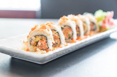 suşi roll maki tempura