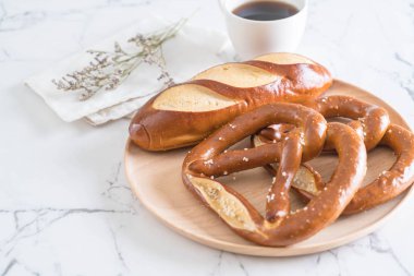 tuzlu kraker ve düz laugan ekmek 