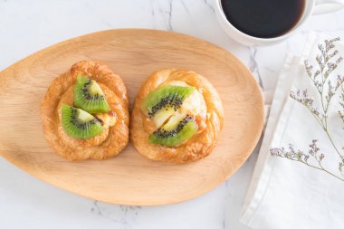 kivi pasta plaka üzerinde