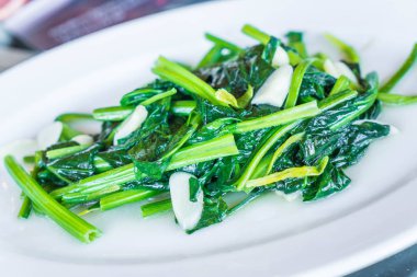 sarımsak ile tavada kızartılmış amaranth