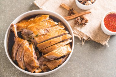 pot demlenmiş Ördek sosu ve ingradients ile