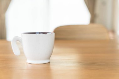 Kahve fincanı masada.