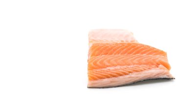 Beyaz üzerine taze somon