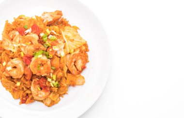 Kore baharatlı sos ve karides kızarmış pilav