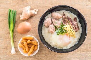 domuz eti ve yumurta ile pirinç lapası