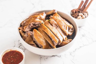 pot demlenmiş Ördek sosu ve ingradients ile