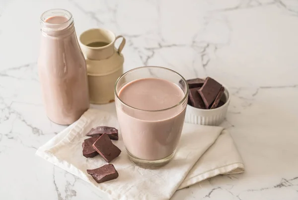 Glas van chocolade melk — Stockfoto