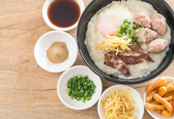 domuz eti ve yumurta ile pirinç lapası