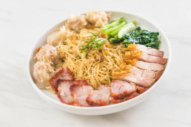 Yumurta noodle kırmızı kızarmış domuz, gevrek domuz eti, köfte ve çorba ile 