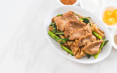 soya sosu ve domuz kızarmış noodle 