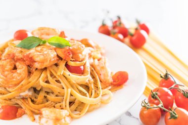 Spagetti karides, domates, fesleğen ve peynir ile 