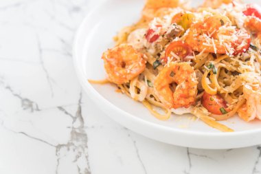 Spagetti karides, domates, fesleğen ve peynir ile 