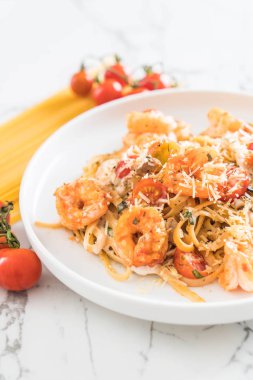 Spagetti karides, domates, fesleğen ve peynir ile 