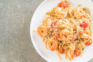 Spagetti karides, domates, fesleğen ve peynir ile 