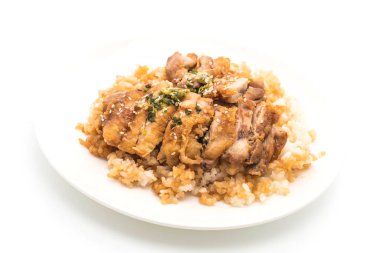 Teriyaki tavuk tepesinde pirinç 