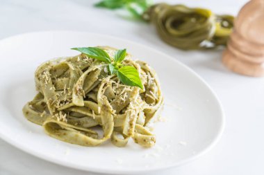 ıspanak fettuccine plaka üzerinde