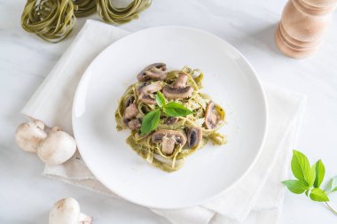 Mantarlı ıspanak fettuccine