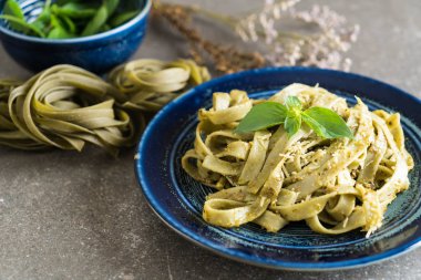 ıspanak fettuccine plaka üzerinde