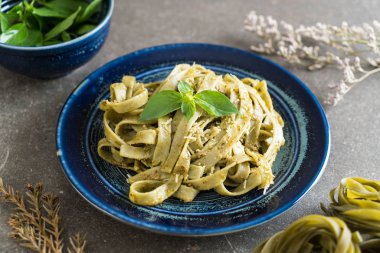 ıspanak fettuccine plaka üzerinde