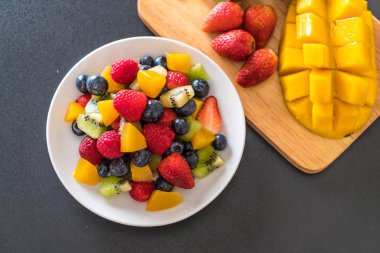 karışık taze meyve (çilek, ahududu, yaban mersini, kivi, mang