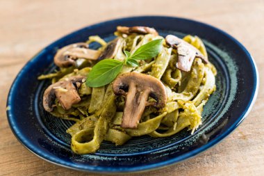 Mantarlı ıspanak fettuccine