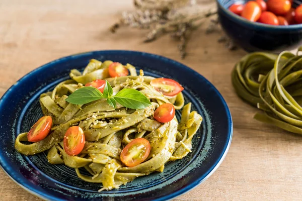Spinach fettuccine with tomatoes — Stock Photo, Image