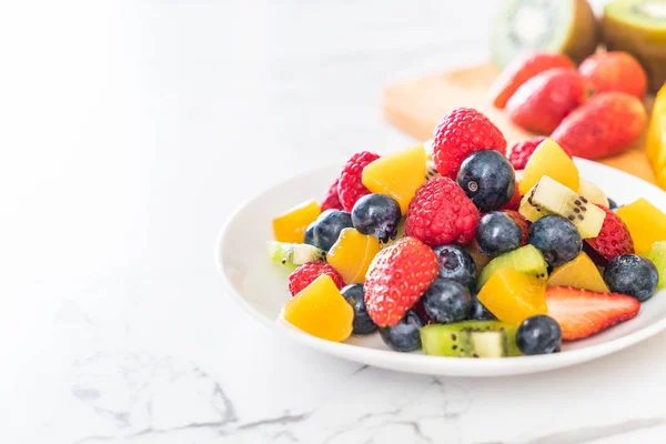 Blandad färsk frukt (jordgubbar, hallon, blåbär, kiwi, mang — Stockfoto