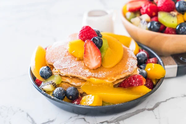 Pancake with mix fruits — Stock Photo, Image