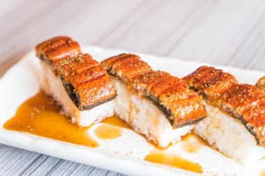 yılan balığı (unagi suşi)