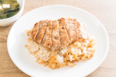 Teriyaki domuz miso çorbası ile tepesinde pirinç