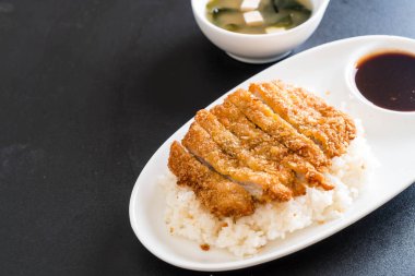 tepesinde pirinç (tonkatsu) ile miso çorbası kızarmış domuz eti