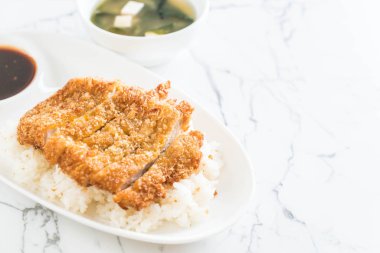 tepesinde pirinç (tonkatsu) ile miso çorbası kızarmış domuz eti