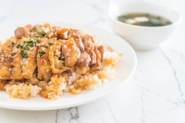 Teriyaki tavuk miso çorbası ile tepesinde pirinç