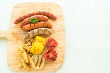 ızgara sosis mix sebze ve patates kızartması ile