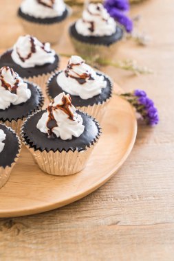 krem şanti ile çikolatalı kek